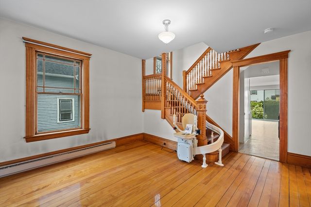 14 Circuit Ave E, Worcester, MA 01603