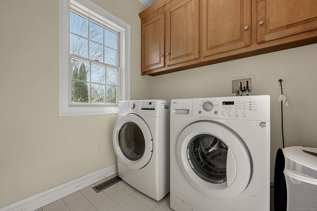 2 Ventres Way, Burlington, CT 06013