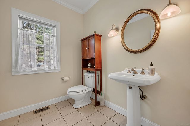 2 Ventres Way, Burlington, CT 06013