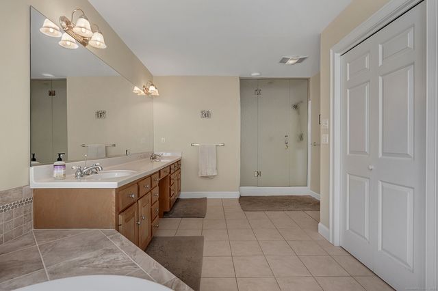 2 Ventres Way, Burlington, CT 06013