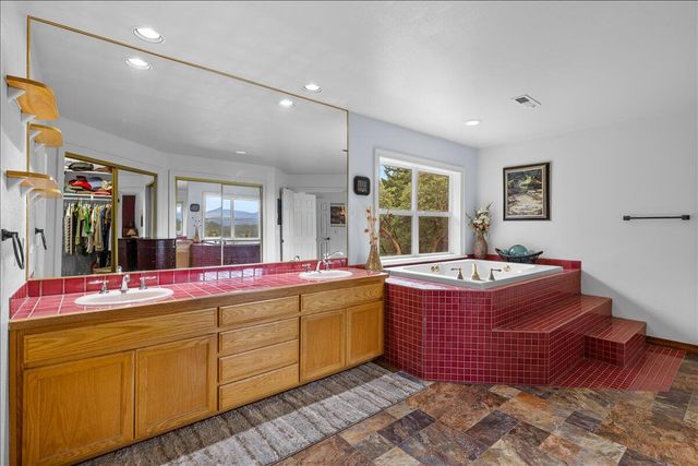 944 Sleepy Hollow Loop, Grants Pass, OR 97527