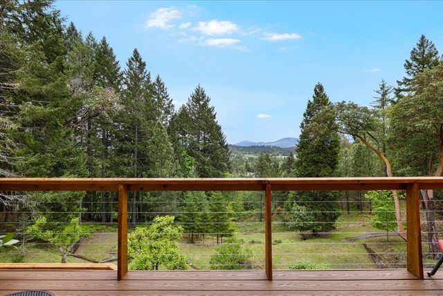 944 Sleepy Hollow Loop, Grants Pass, OR 97527