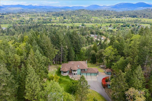 944 Sleepy Hollow Loop, Grants Pass, OR 97527