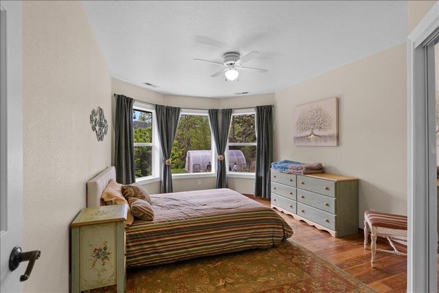 944 Sleepy Hollow Loop, Grants Pass, OR 97527