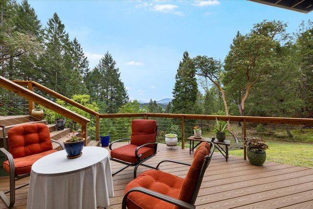 944 Sleepy Hollow Loop, Grants Pass, OR 97527