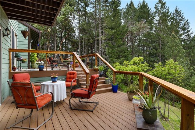 944 Sleepy Hollow Loop, Grants Pass, OR 97527