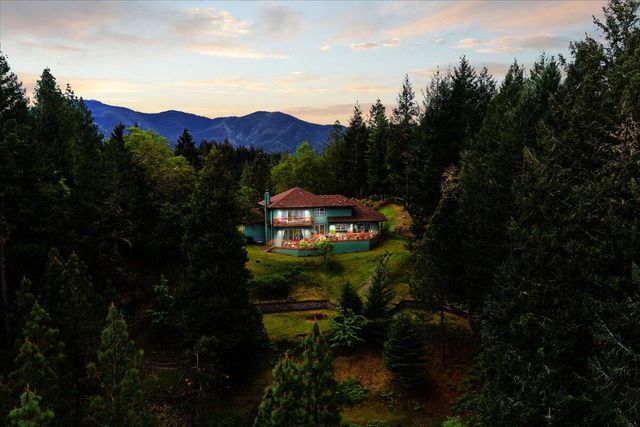 944 Sleepy Hollow Loop, Grants Pass, OR 97527