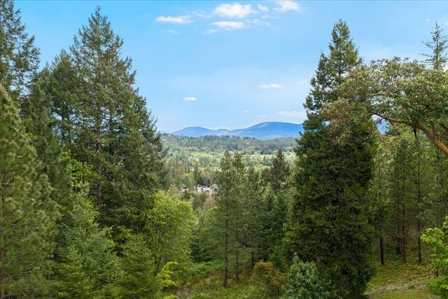 944 Sleepy Hollow Loop, Grants Pass, OR 97527