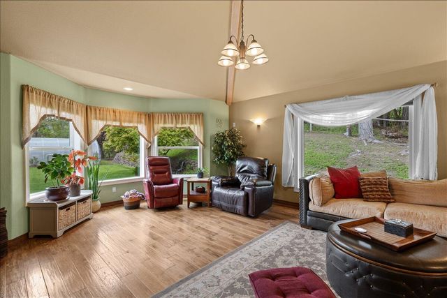 944 Sleepy Hollow Loop, Grants Pass, OR 97527