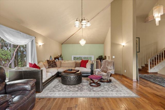944 Sleepy Hollow Loop, Grants Pass, OR 97527
