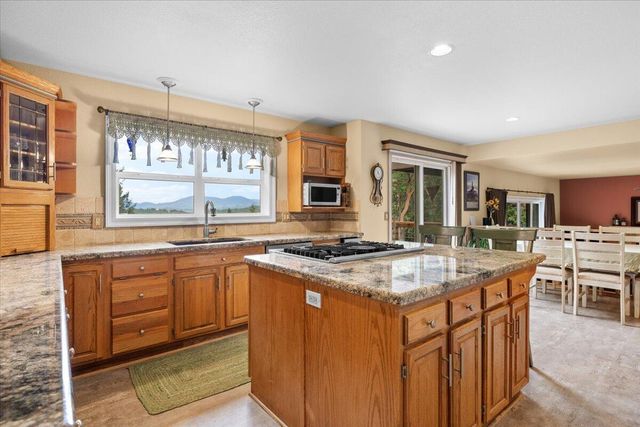 944 Sleepy Hollow Loop, Grants Pass, OR 97527