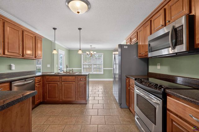 303 Winthrop Court, Kathleen, GA 31047