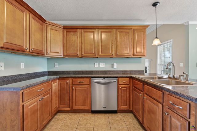 303 Winthrop Court, Kathleen, GA 31047