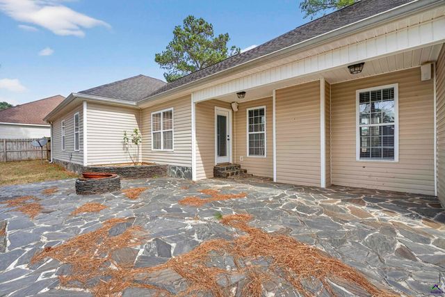 303 Winthrop Court, Kathleen, GA 31047