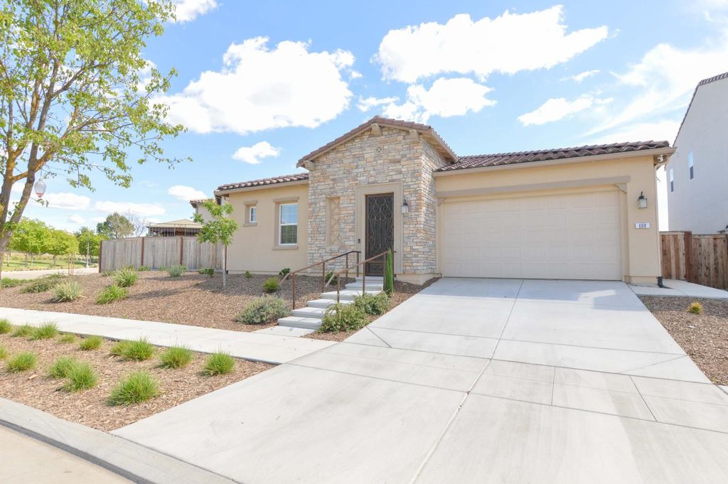 668 Rock Crest Avenue, Madera, CA 93636