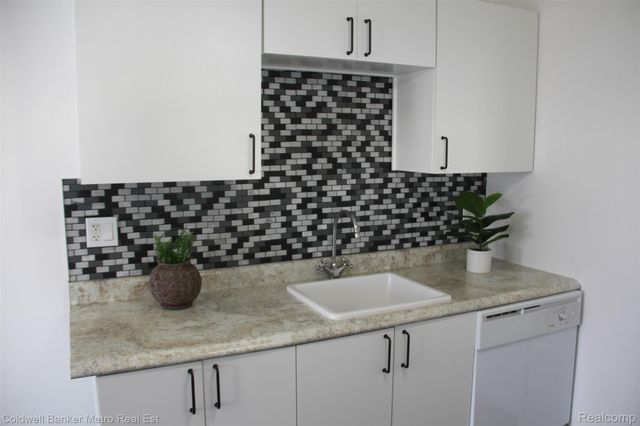 6 Beechwoode Lane, Pontiac, MI 48340