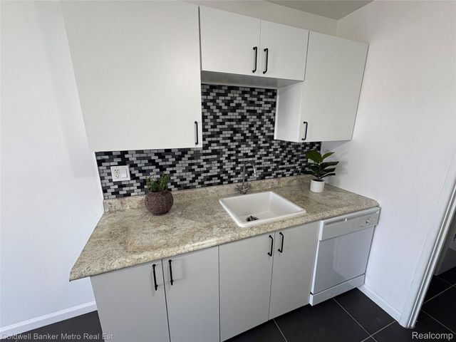 6 Beechwoode Lane, Pontiac, MI 48340