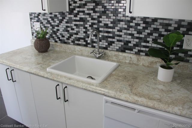 6 Beechwoode Lane, Pontiac, MI 48340