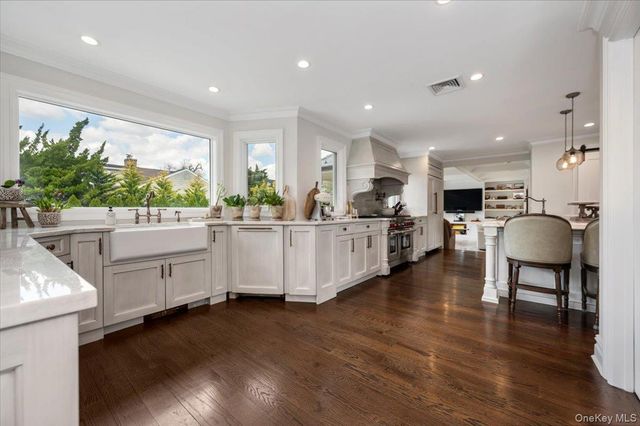 225 Harbor Lane, Massapequa Park, NY 11762