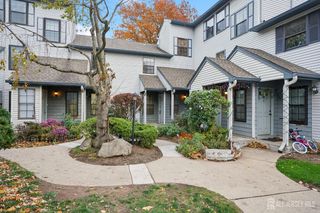 809 Woodbridge Commons Way, Iselin, NJ 08830