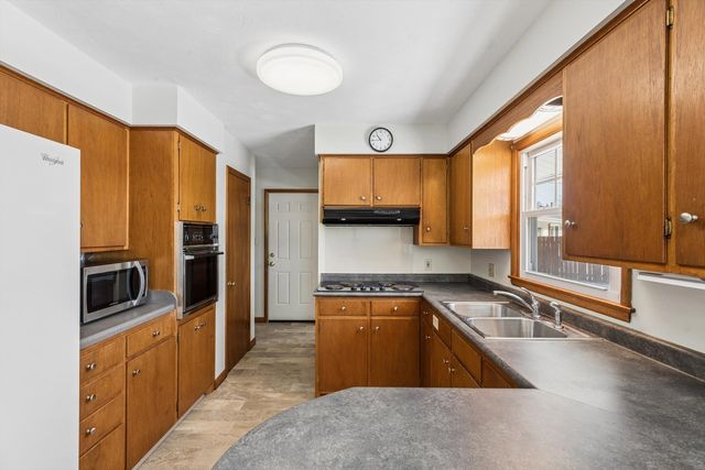 1245 8th Avenue N, Clinton, IA 52732