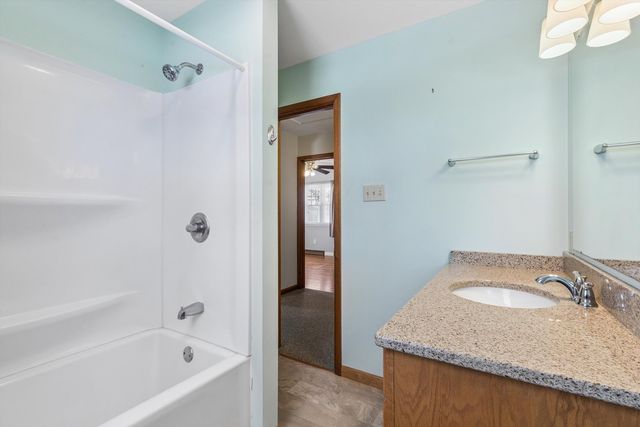 1245 8th Avenue N, Clinton, IA 52732