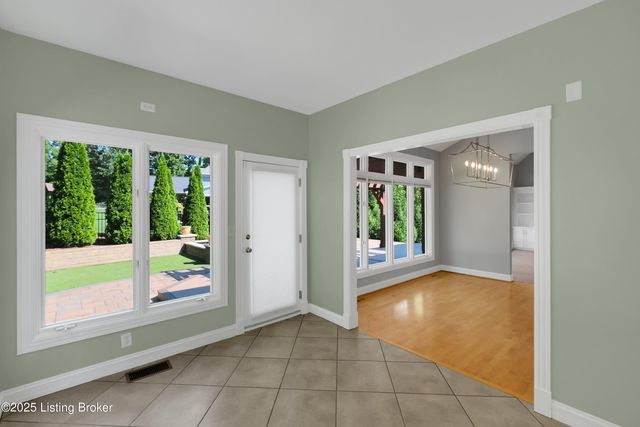 7005 Quarry Dr, Crestwood, KY 40014