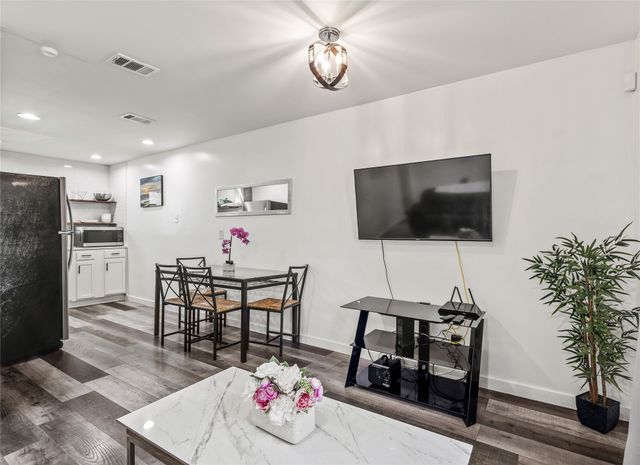 1935 Nomas Street, Dallas, TX 75212