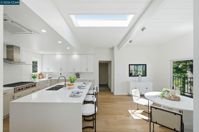 233 Melody Ln, Orinda, CA 94563