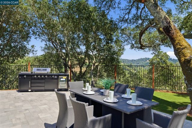 233 Melody Ln, Orinda, CA 94563