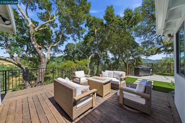 233 Melody Ln, Orinda, CA 94563