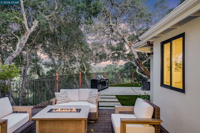 233 Melody Ln, Orinda, CA 94563
