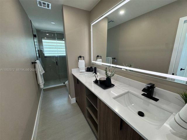 10109 NW 52nd Ter, Doral, FL 33178