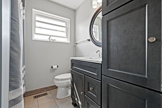 8821 Congress Park Avenue, Brookfield, IL 60513