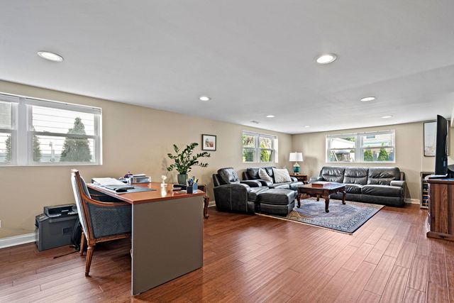 8821 Congress Park Avenue, Brookfield, IL 60513