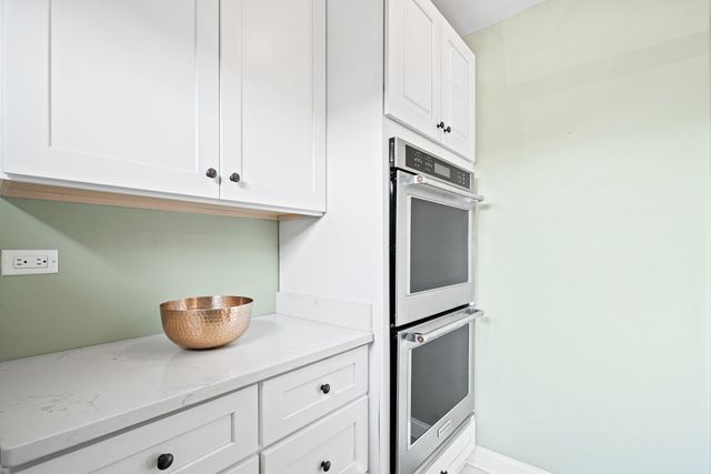 8821 Congress Park Avenue, Brookfield, IL 60513