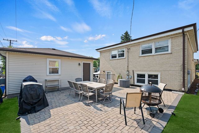 8821 Congress Park Avenue, Brookfield, IL 60513