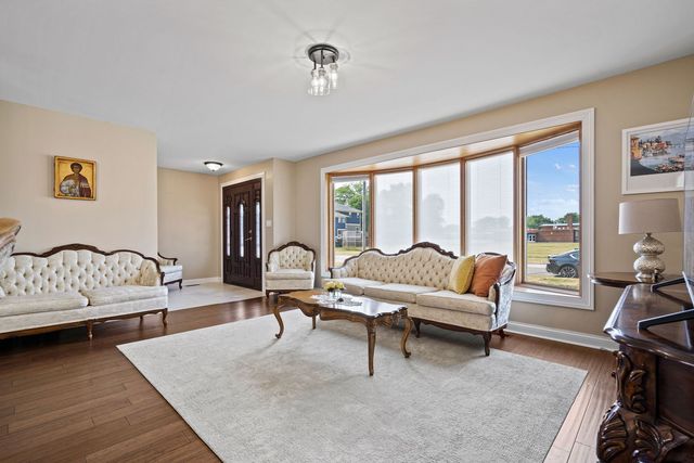 8821 Congress Park Avenue, Brookfield, IL 60513