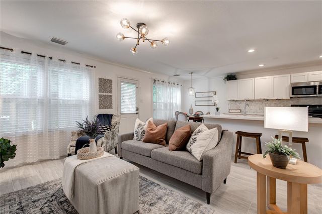 35 N Walden Elms Circle, The Woodlands, TX 77382