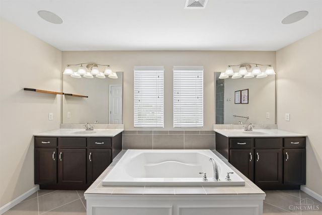 9346 Gardenside Lane, Loveland, OH 45140