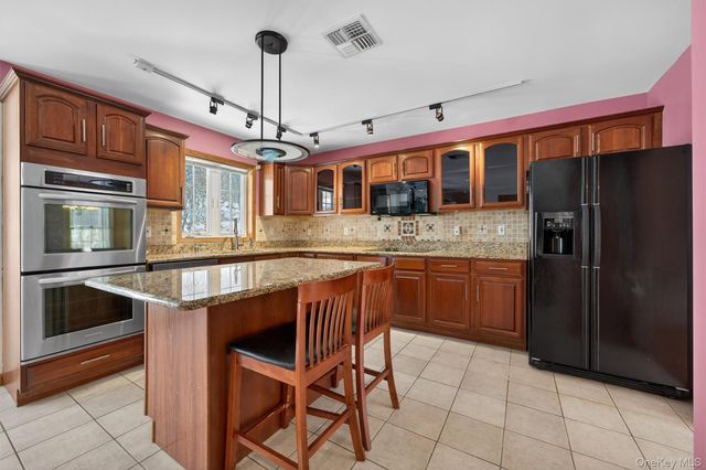 8 Cardinal Court, Tuxedo Park, NY 10987