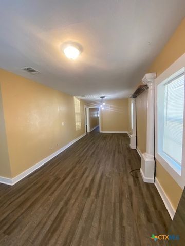 214 S Hackberry Avenue, Luling, TX 78648