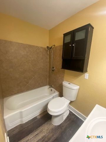 214 S Hackberry Avenue, Luling, TX 78648
