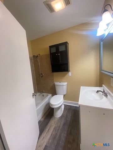 214 S Hackberry Avenue, Luling, TX 78648