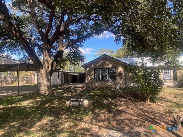 214 S Hackberry Avenue, Luling, TX 78648