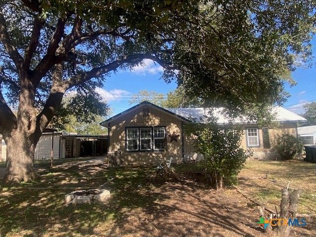 214 S Hackberry Avenue, Luling, TX 78648