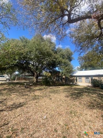 214 S Hackberry Avenue, Luling, TX 78648