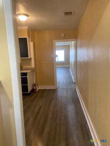 214 S Hackberry Avenue, Luling, TX 78648