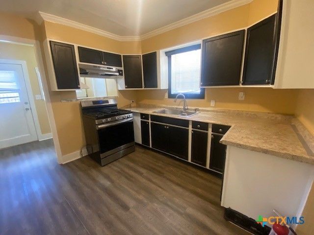 214 S Hackberry Avenue, Luling, TX 78648