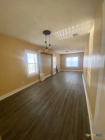 214 S Hackberry Avenue, Luling, TX 78648